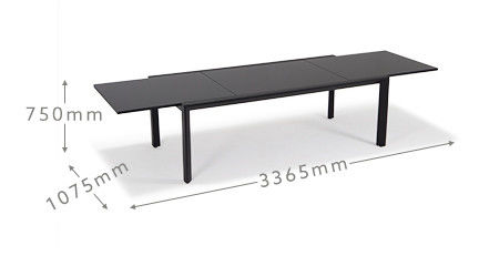 Mesa de jantar e cadeira para 12 convidados pela AJUNION no jardim