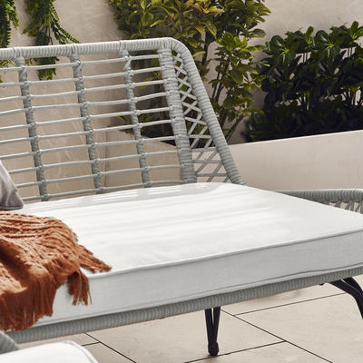 Conjunto de jardim de estrutura metálica com 4 lugares para sentar Mobiliário de varanda Mobiliário de pátio de plástico de rotão