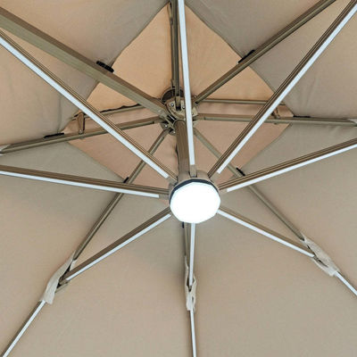 Um guarda-chuva de pátio de 360 graus com luz LED