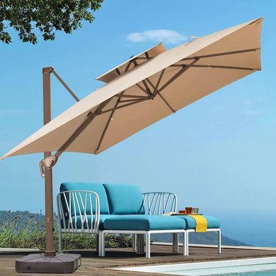 Um guarda-chuva de pátio de 360 graus com luz LED