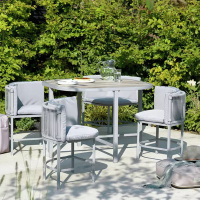 Maximize o seu espaço exterior com este conjunto de mesa de tecido de rotão e aço