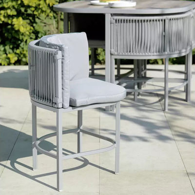 Maximize o seu espaço exterior com este conjunto de mesa de tecido de rotão e aço