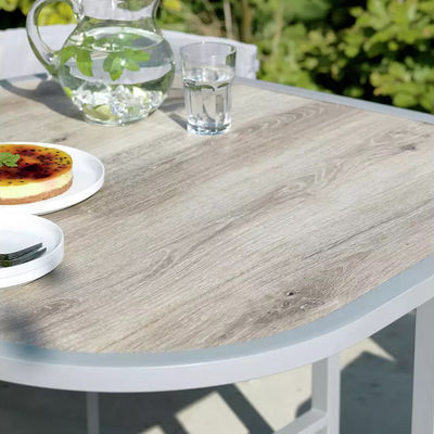 Maximize o seu espaço exterior com este conjunto de mesa de tecido de rotão e aço