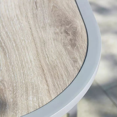 Maximize o seu espaço exterior com este conjunto de mesa de tecido de rotão e aço