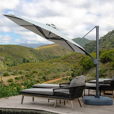 Mobiliário para o exterior deve ter um guarda-chuva de mão grande de alumínio com luzes solares LED