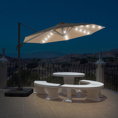 Mobiliário para o exterior deve ter um guarda-chuva de mão grande de alumínio com luzes solares LED