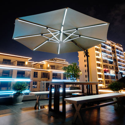 Mobiliário para o exterior deve ter um guarda-chuva de mão grande de alumínio com luzes solares LED
