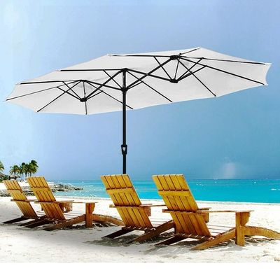 Um guarda-chuva com luz de 227,5 cm Radii e pólo de alumínio