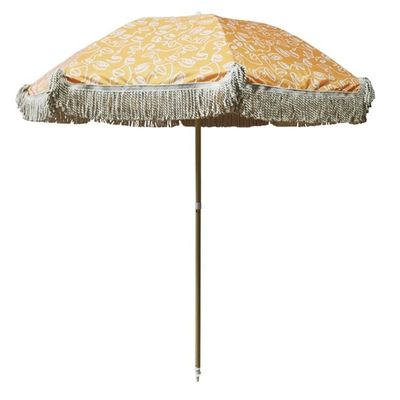Um guarda-chuva de praia ao ar livre com toalha em cor de madeira e material de poliéster