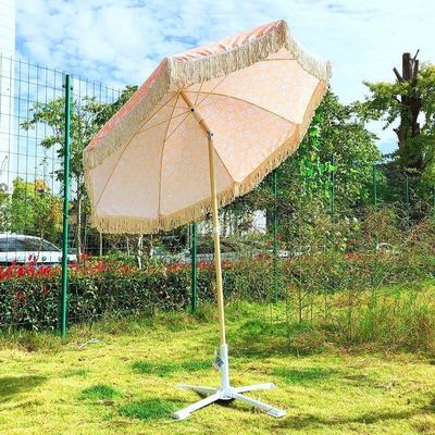 Um guarda-chuva de praia ao ar livre com toalha em cor de madeira e material de poliéster