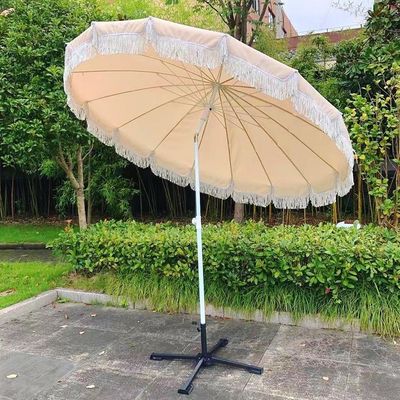 Um guarda-chuva de praia ao ar livre com toalha em cor de madeira e material de poliéster