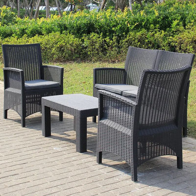 Transforme o seu pátio num paraíso nórdico com uma mesa e cadeira de plástico