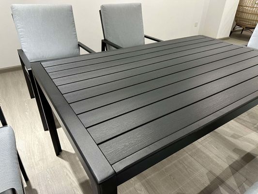 Tabela de jantar L150xW90xH73cm com mesa de HDPE e estrutura metálica
