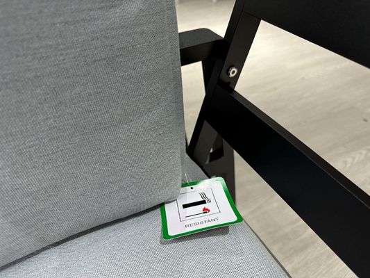 Tabela de jantar L150xW90xH73cm com mesa de HDPE e estrutura metálica