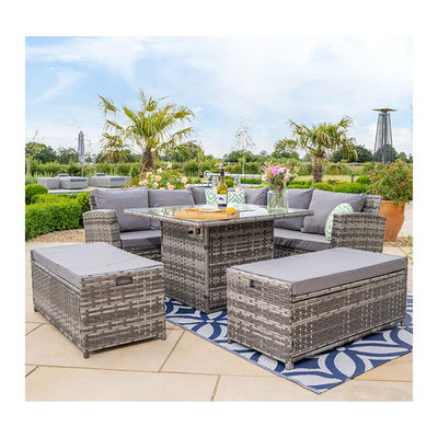 Adicione elegância ao seu jardim com o conjunto de sofás e mesa de fogueira AJUNION.