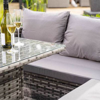 Adicione elegância ao seu jardim com o conjunto de sofás e mesa de fogueira AJUNION.