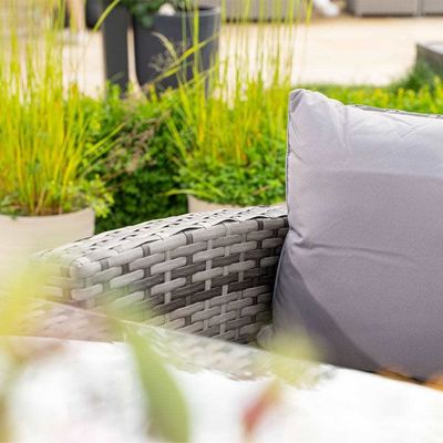 Adicione elegância ao seu jardim com o conjunto de sofás e mesa de fogueira AJUNION.