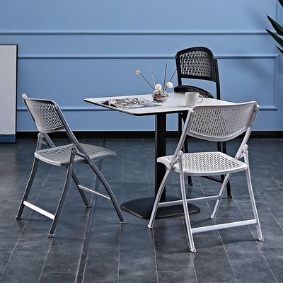 Cadeiras dobráveis de metal branco plástico empilháveis para eventos de banquete de hotéis ao ar livre