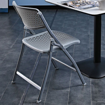 Cadeiras dobráveis de metal branco plástico empilháveis para eventos de banquete de hotéis ao ar livre