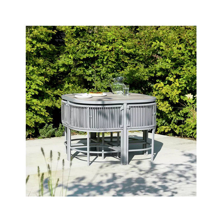 Maximize o seu espaço exterior com este conjunto de mesa de tecido de rotão e aço