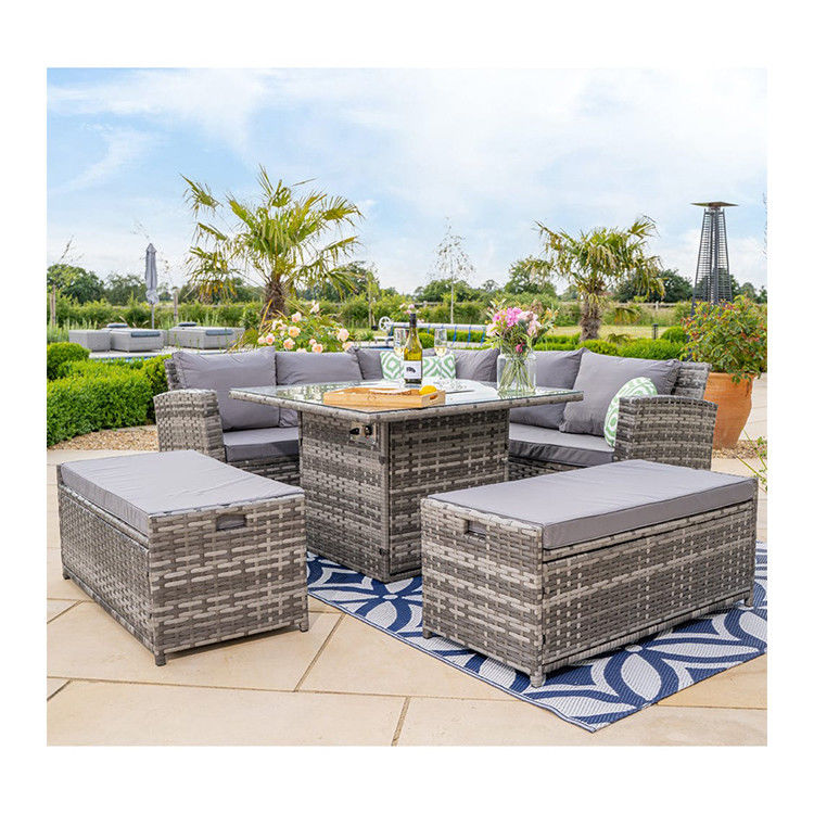 Adicione elegância ao seu jardim com o conjunto de sofás e mesa de fogueira AJUNION.